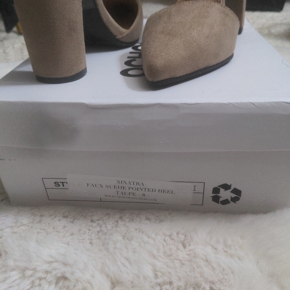 OCHOs Sinatra Taupe Faux Suede Pointed Toe Block Heel Size 8 NIB - Picture 4 of 4